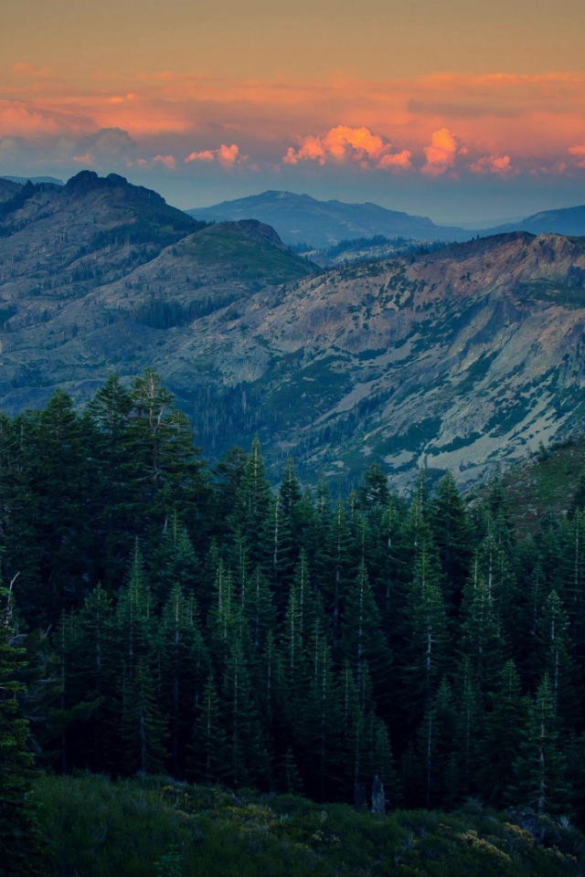 Огненно красные облака на закате в горах