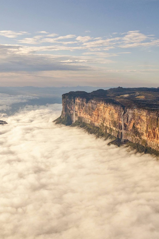 Плоская гора среди туч