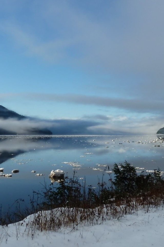 Туманное зимнее озеро в горах