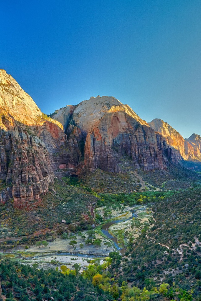 Зеленая долина между суровых скал