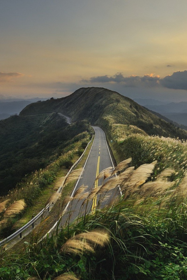 Шоссе по вершине горы