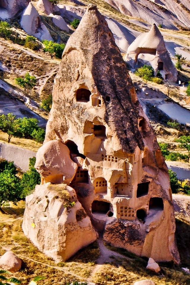 Дома в конусообразной скале