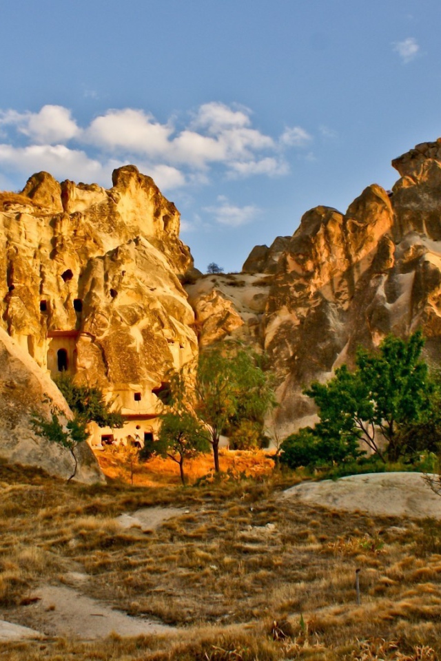 Жилье, высеченное в скале