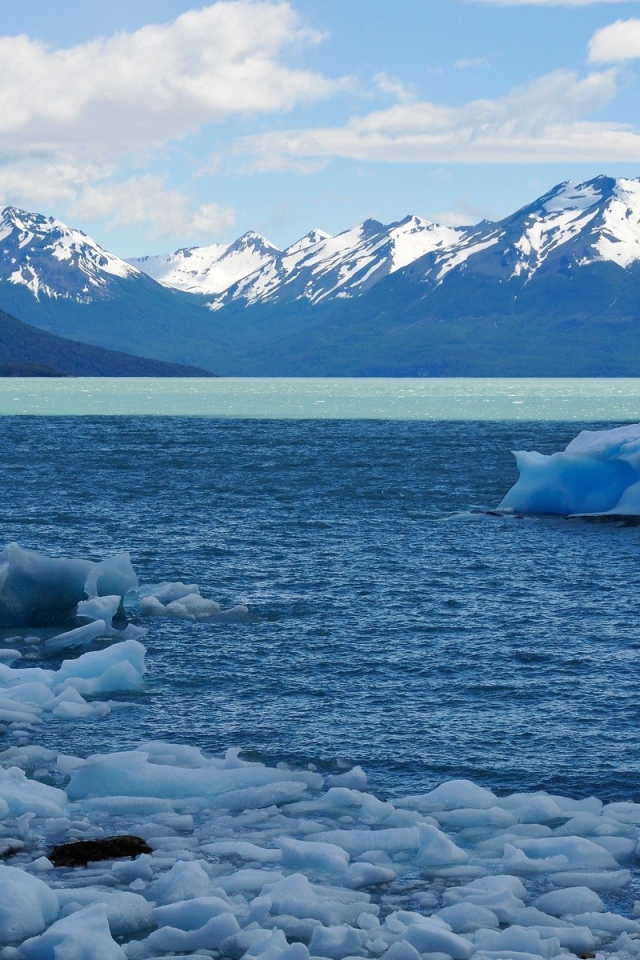 Голубой лед на горном озере