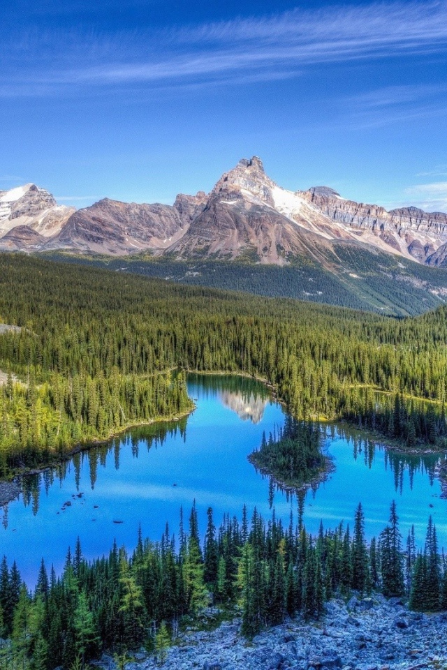 Озера среди леса в горной долине