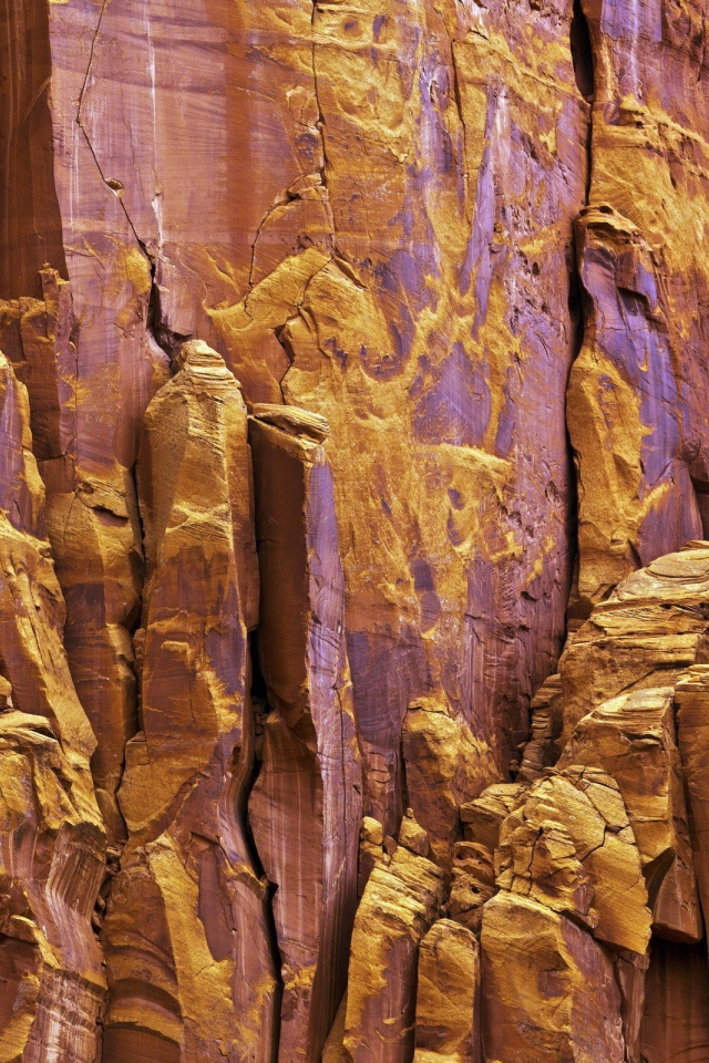 Слоистая коричневая скала