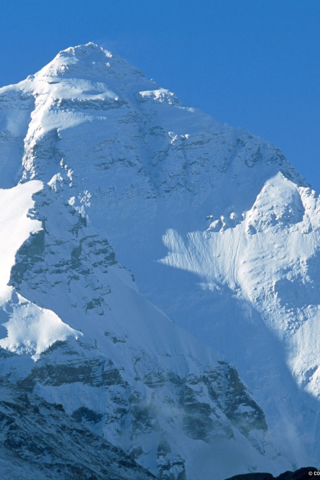 Человек смотрит на снежную гору