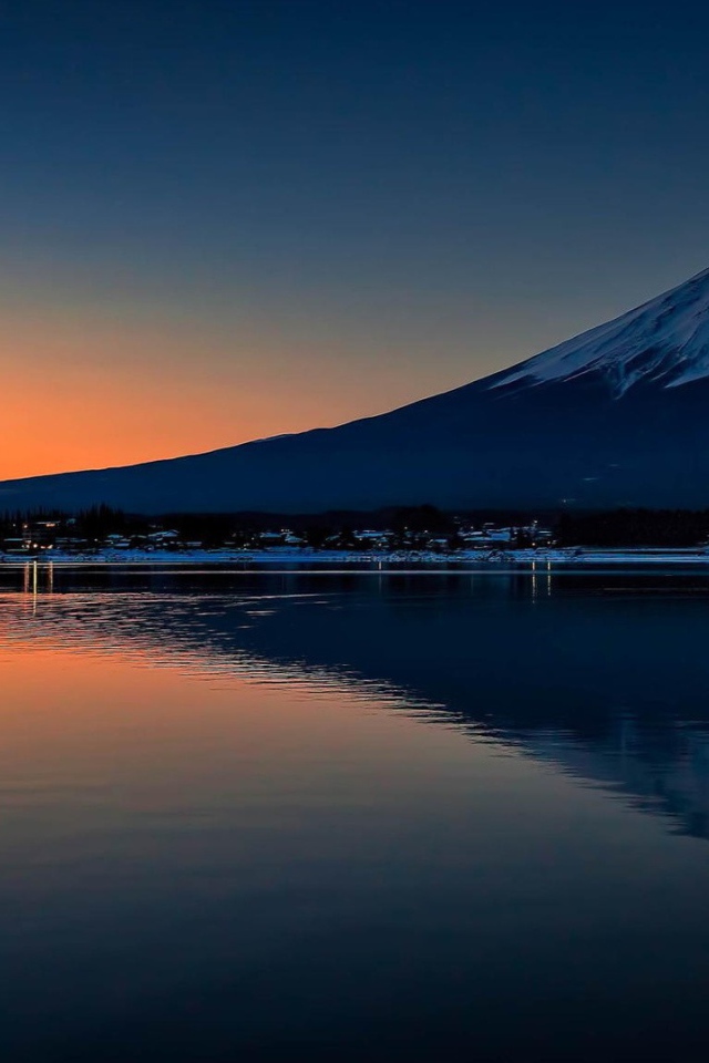 Гора Фудзи отражается в воде озера