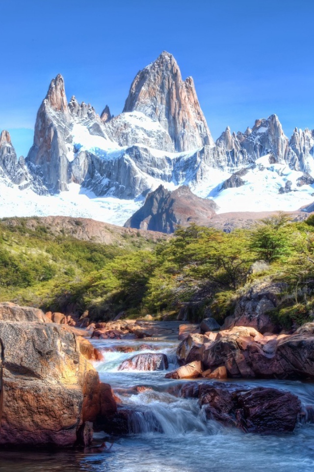 Горный ручей на фоне острых пиков