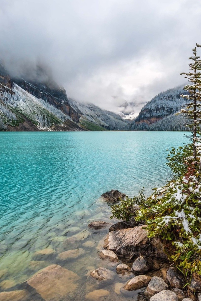 Нежно голубой цвет воды в горах