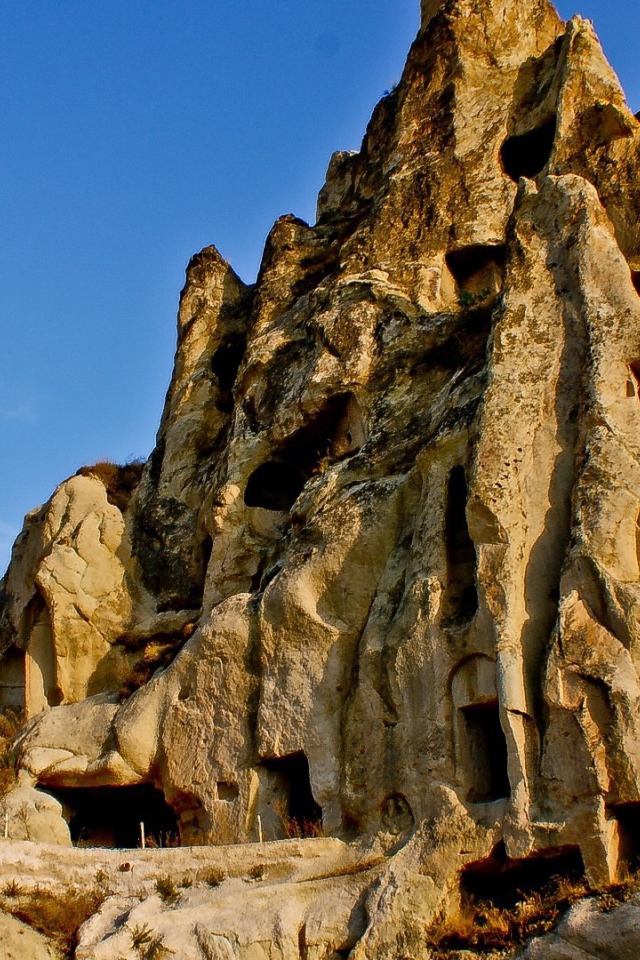 Проходы в острой скале