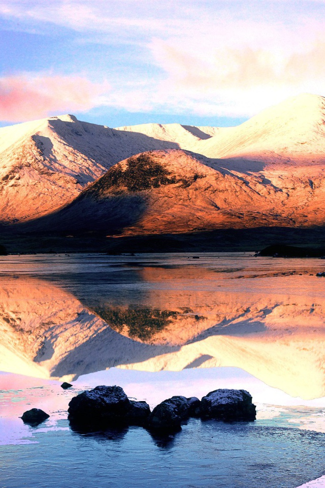 Розовые облака над вершинами гор