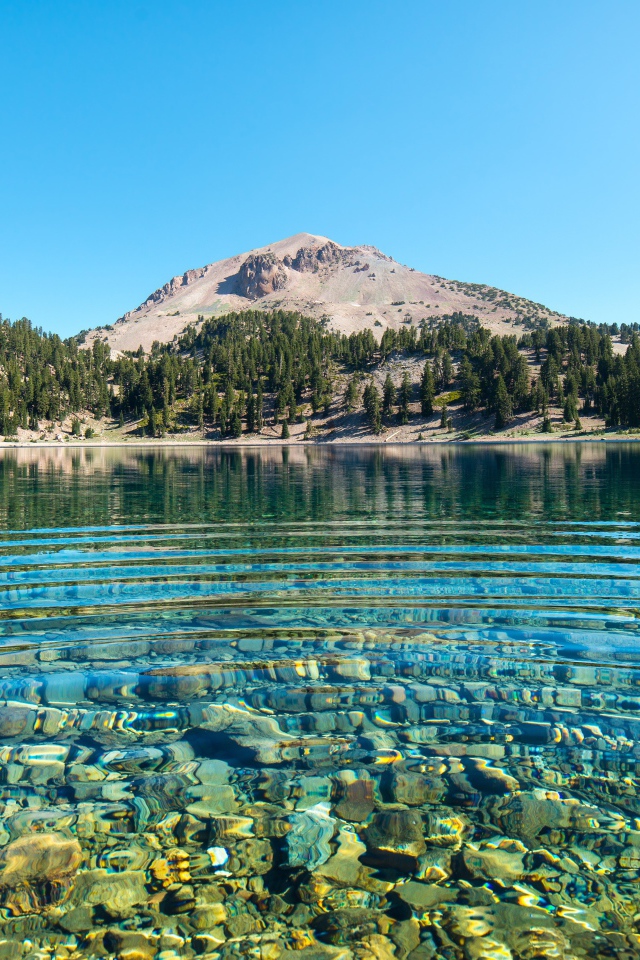 Чистейшая вода в горном озере