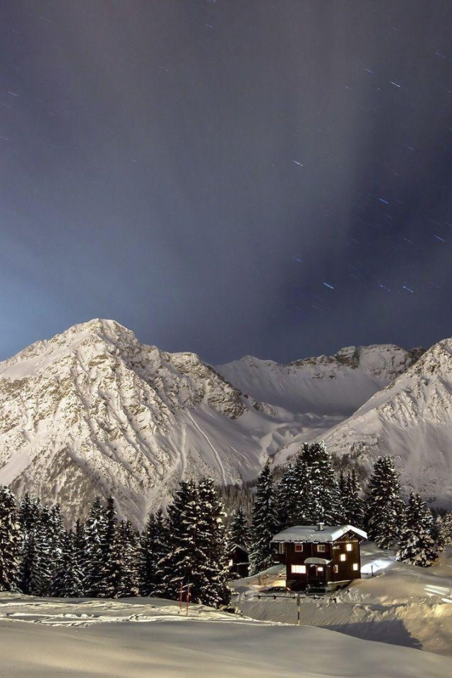 Лучи света над заснеженными горами