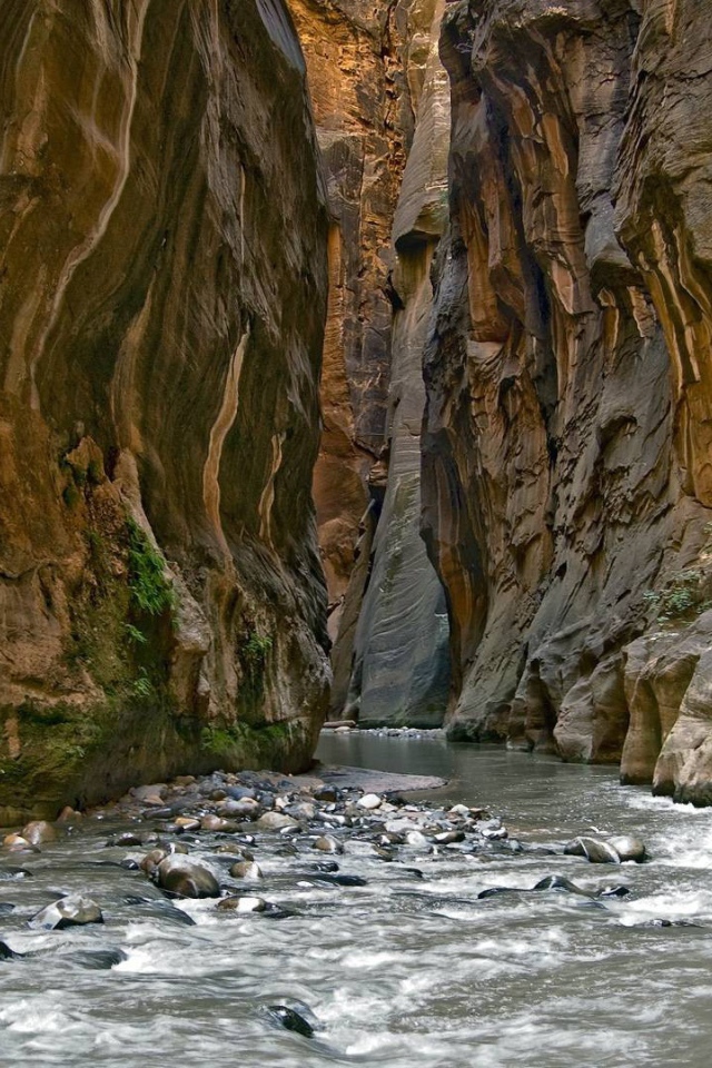 Речушка в проходе между скал
