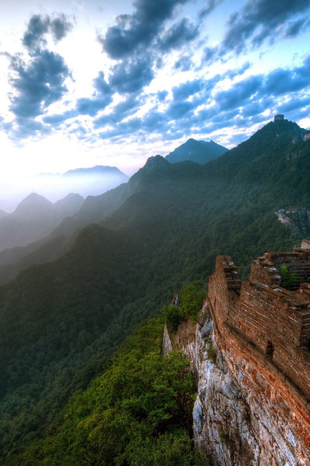 Руины здания в горах