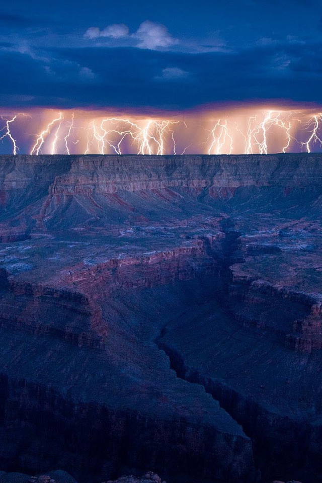 Сильная гроза над горным плато