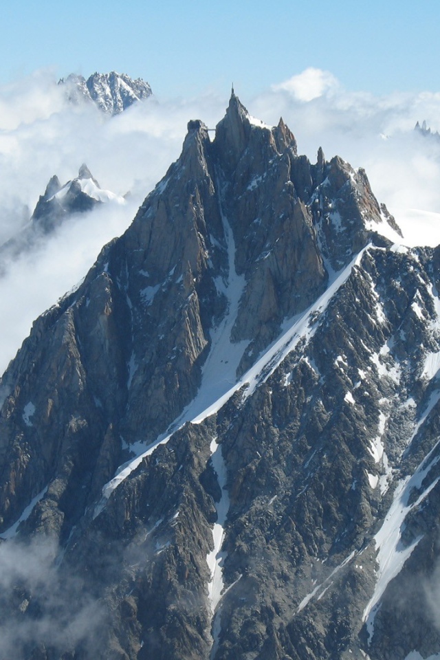 Острые вершины гор среди облаков