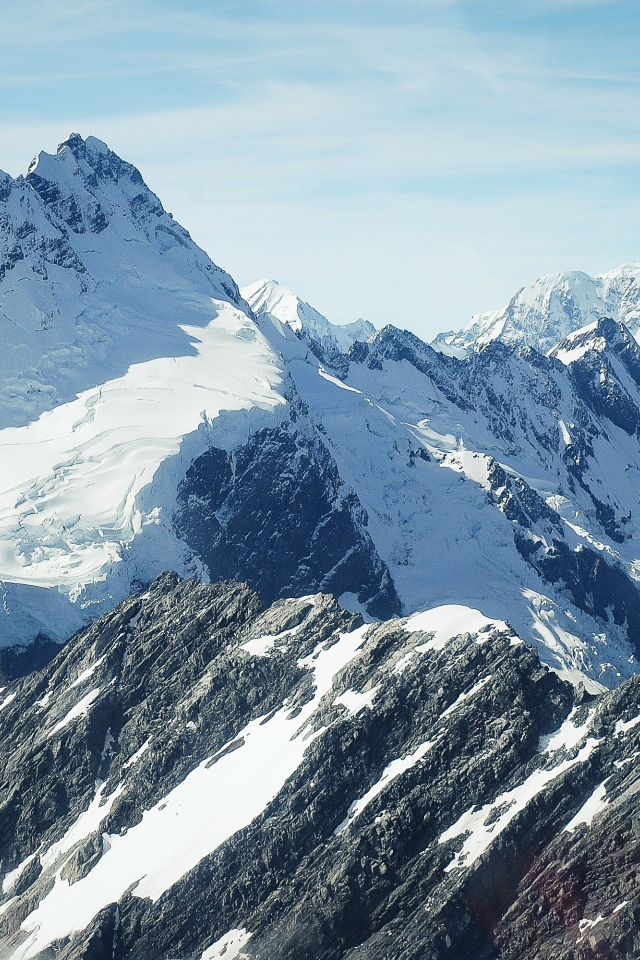 Заснеженные вершины гор