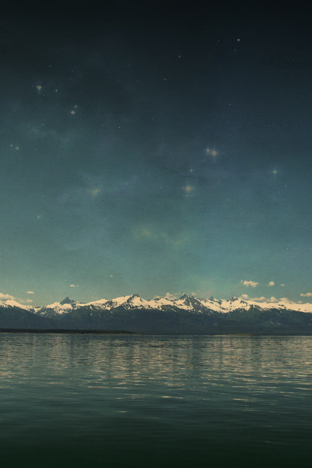 Снежные вершины гор за морем