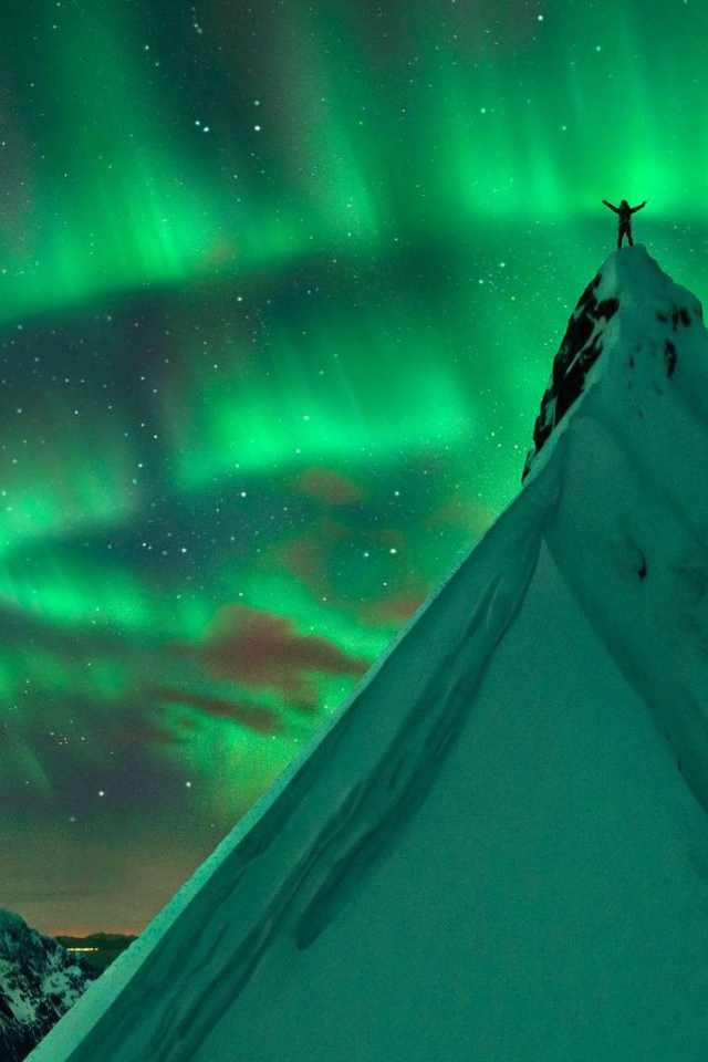 Заснеженный пик на фоне северного сияния