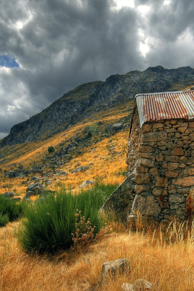 Каменный сарай в горах