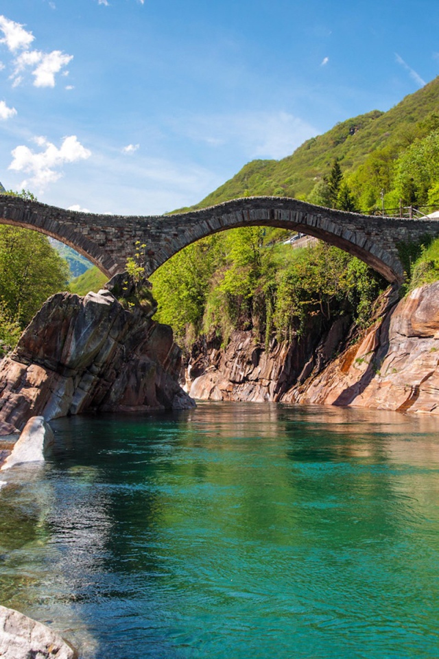 Каменный мост в горах