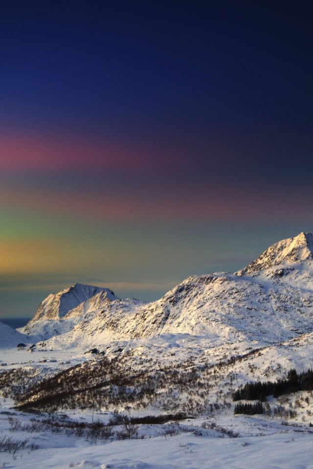 Закат в горах окрасил небо всеми цветами радуги