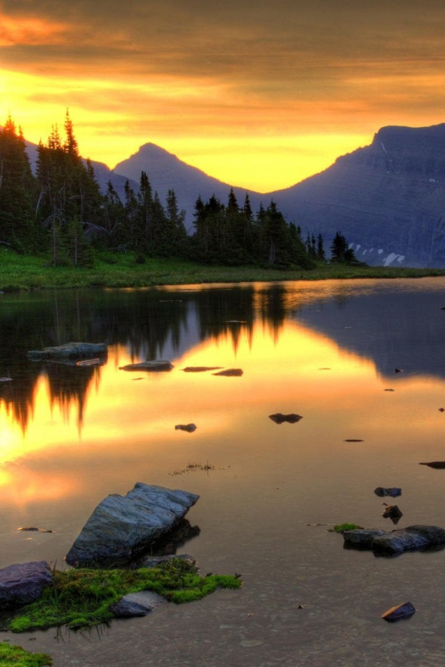 Закат в горах отражается в озере