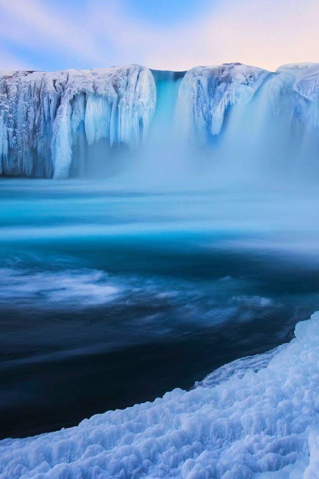 Водоворот у водопада в горах