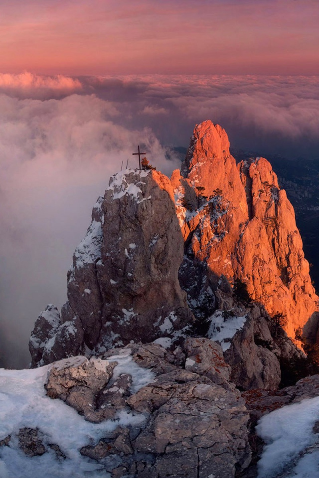 Крест на вершине скалы