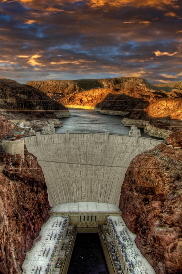 Плотина на реке в горах