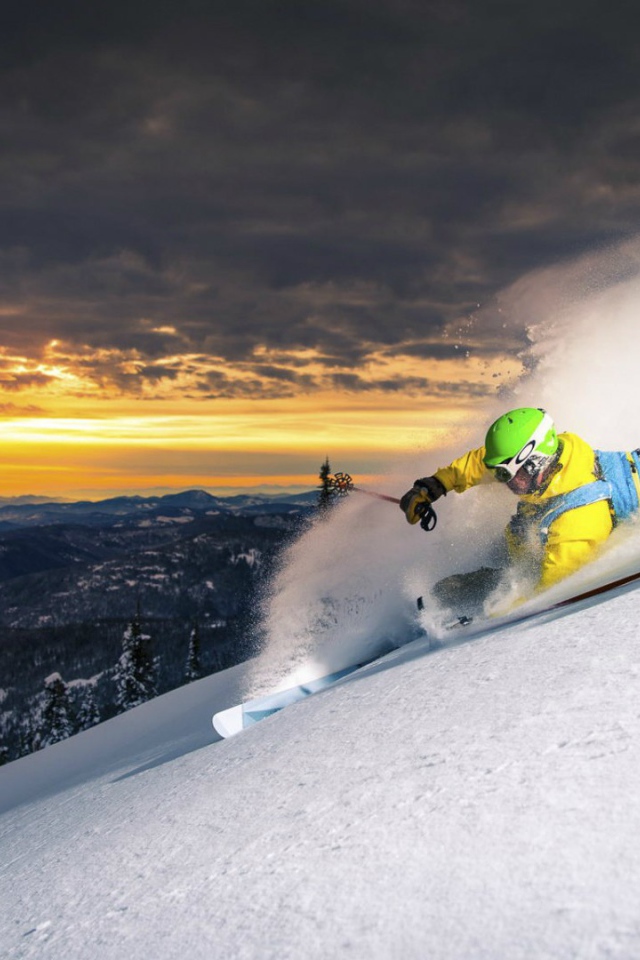 Спуск со склона горы на закате