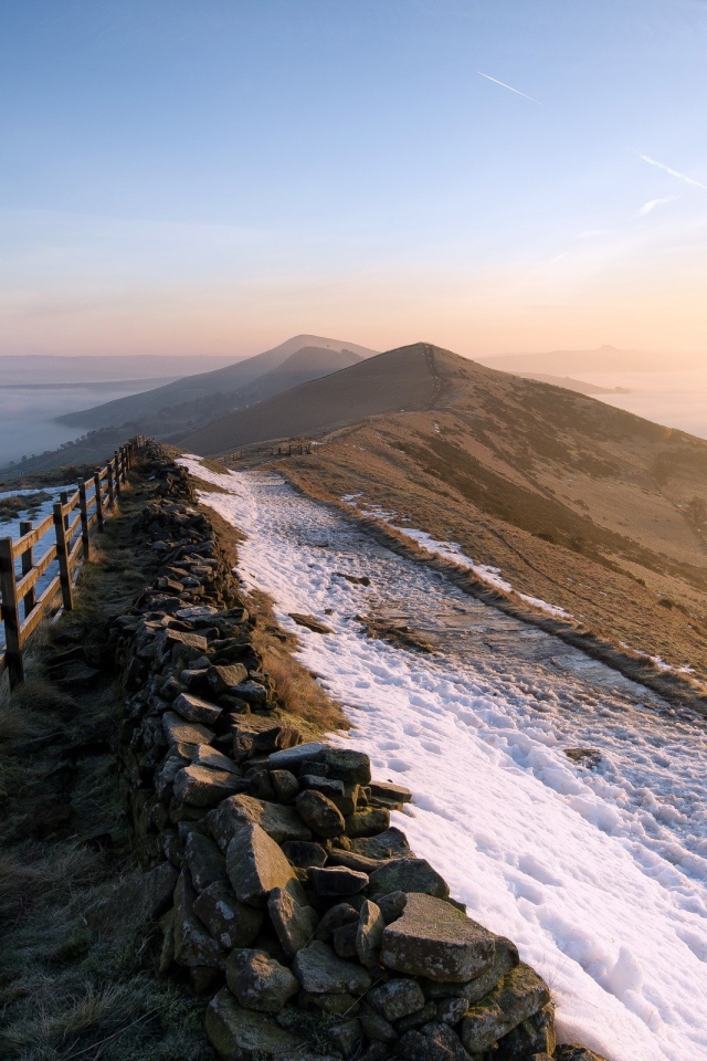 Забор на горной гряде