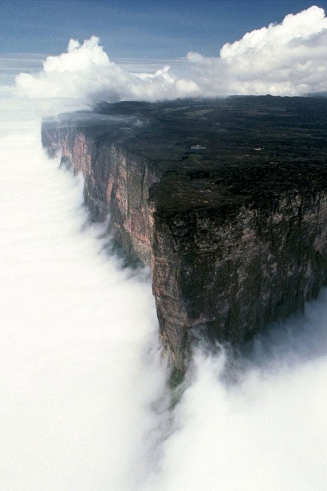 Плоская вершина горы среди облаков