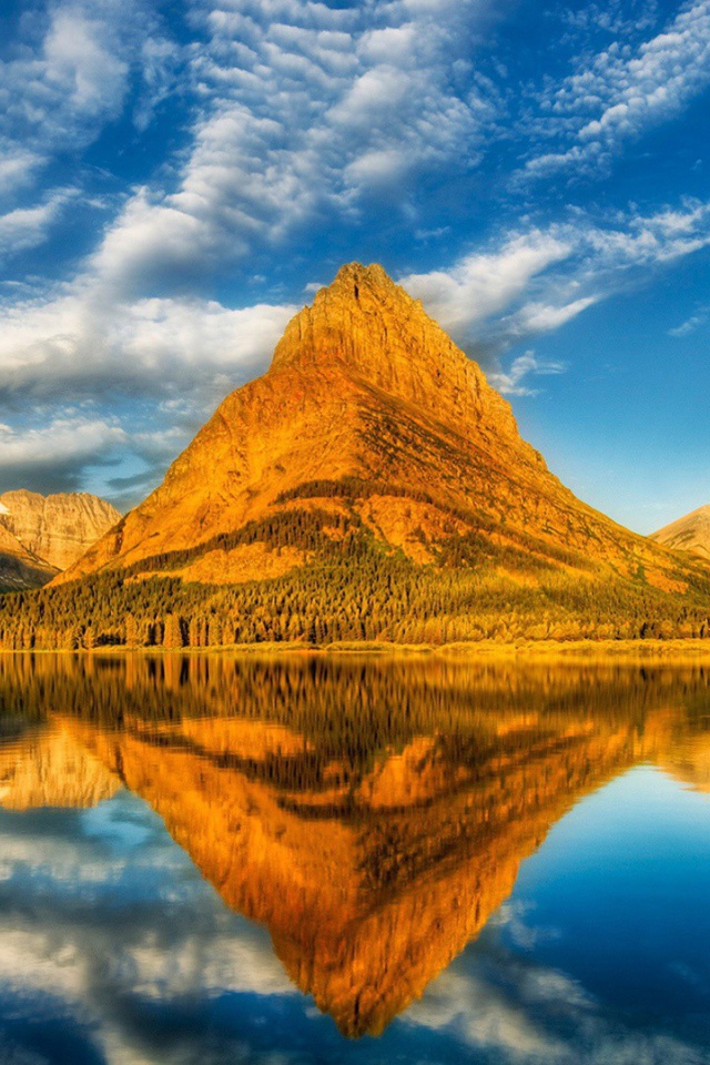 Озеро у подножия золотой горы