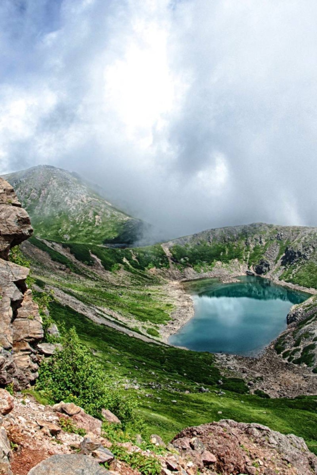 Озеро спрятано в уступе горы