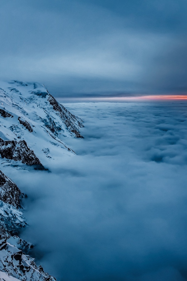 Вершины гор над облаками на закате