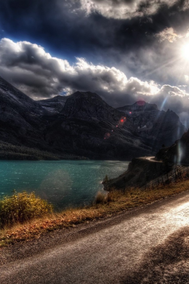 Дорога по берегу реки в горах