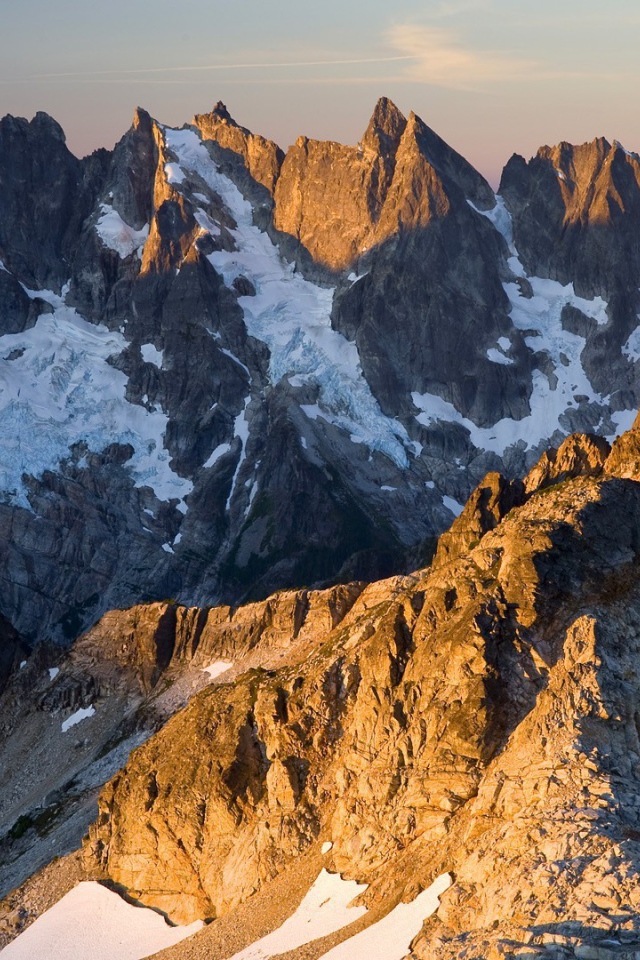 Острые пики горных вершин