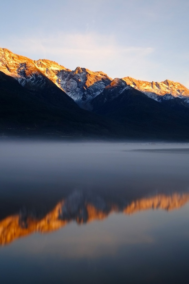 Солнце освещает горные вершины