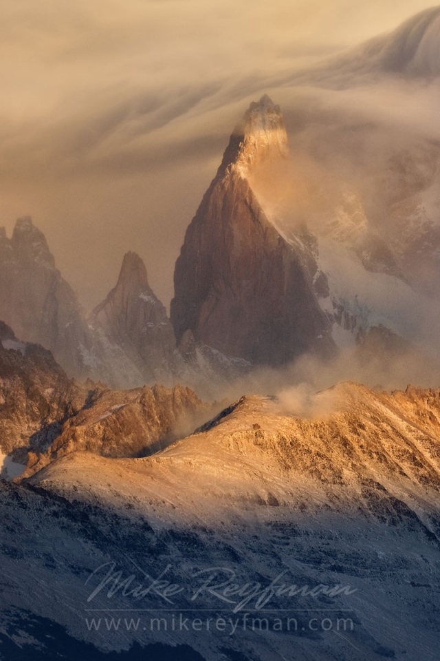 Вершина горы в оранжевой дымке