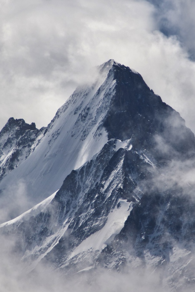 Вершина горы в окружении облаков