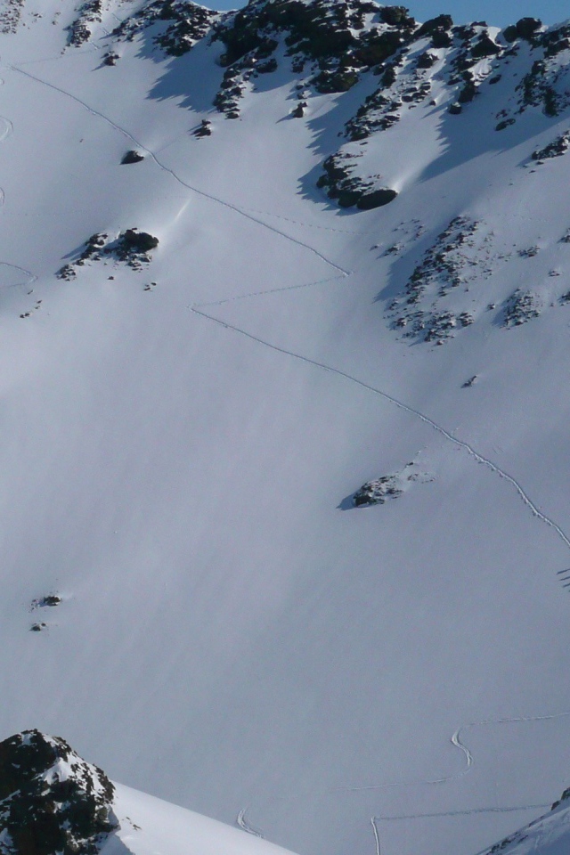 Следы лыжников на горном склоне