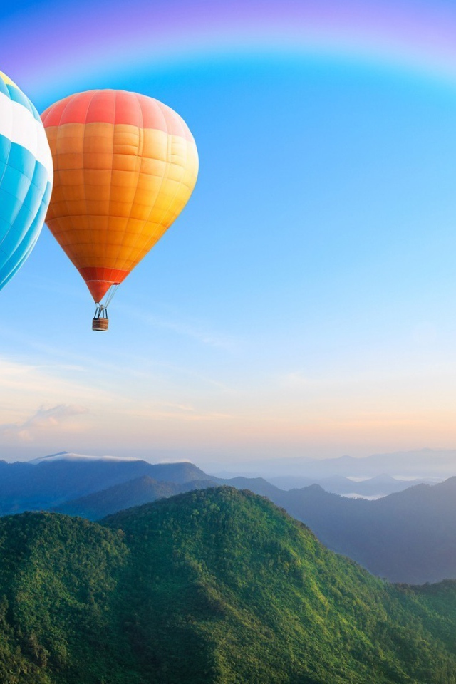 Два воздушных шара над горами