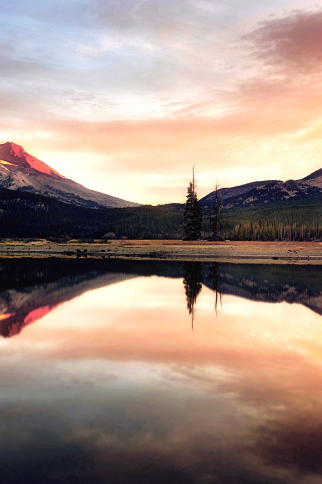 Две горы отражаются в воде озера