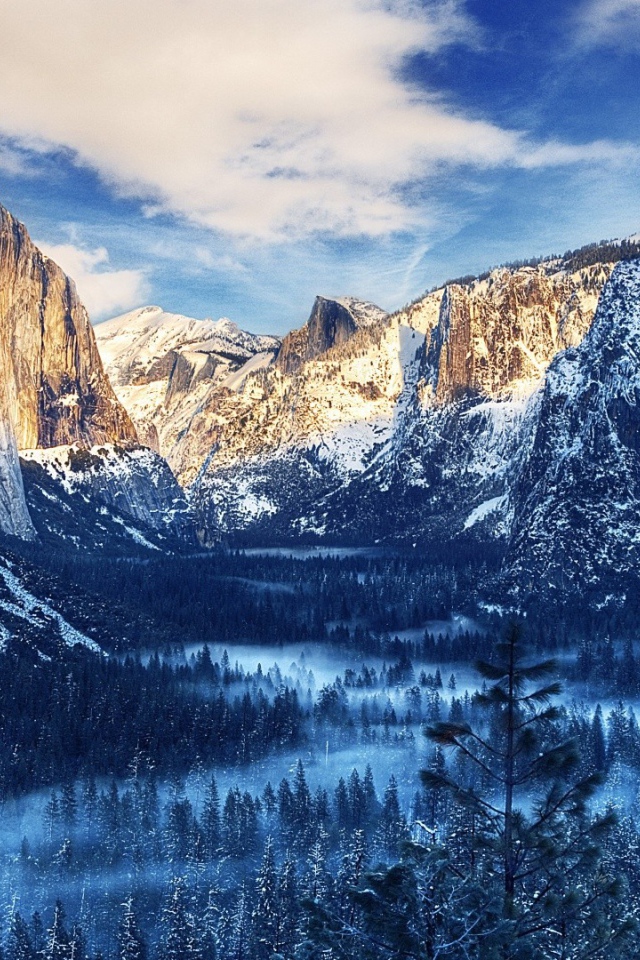 Долина среди заснеженных скал