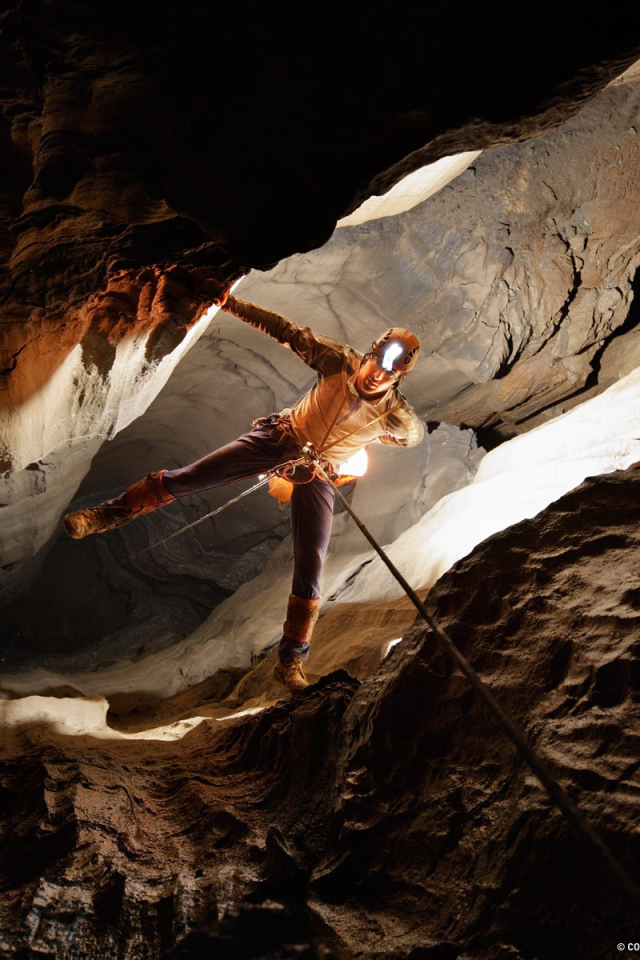 Человек спускается в пещеру
