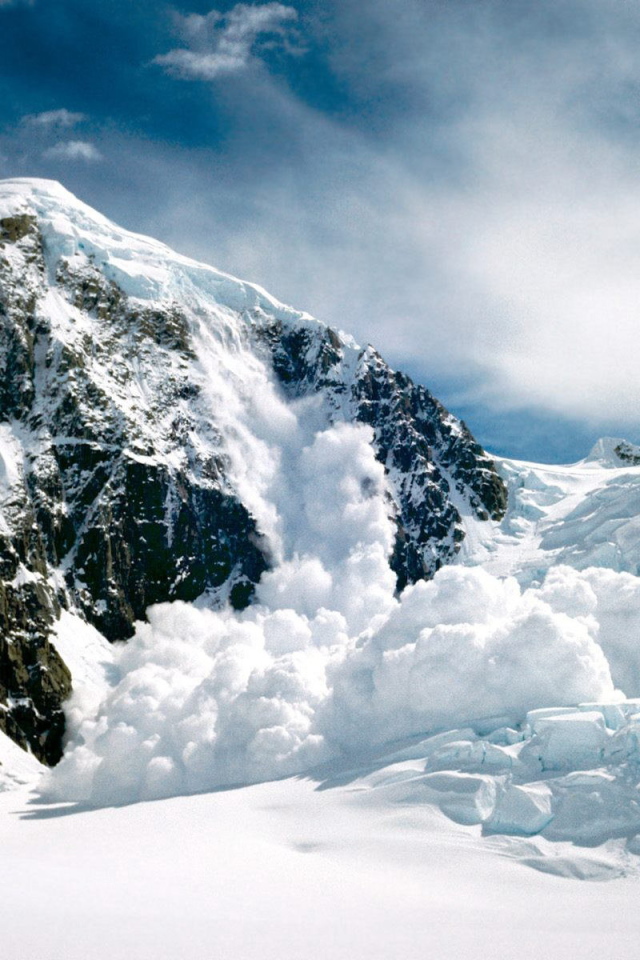 Сход лавины с горы