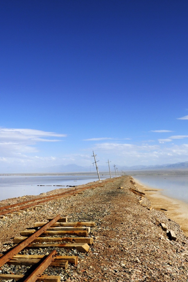 Разрушенная железная дорога у воды